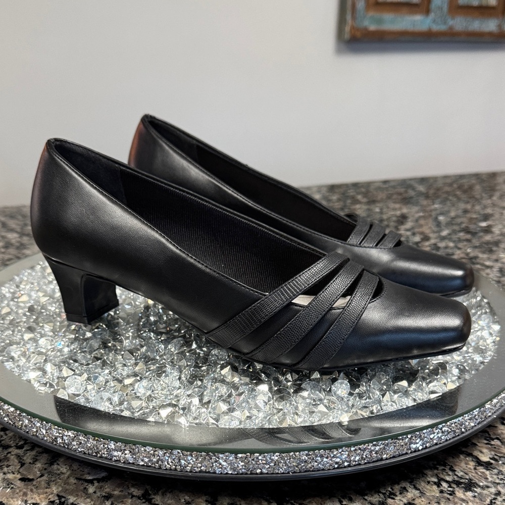 Easy Street Black kitten heel pump Heels NEW 8.5 WW